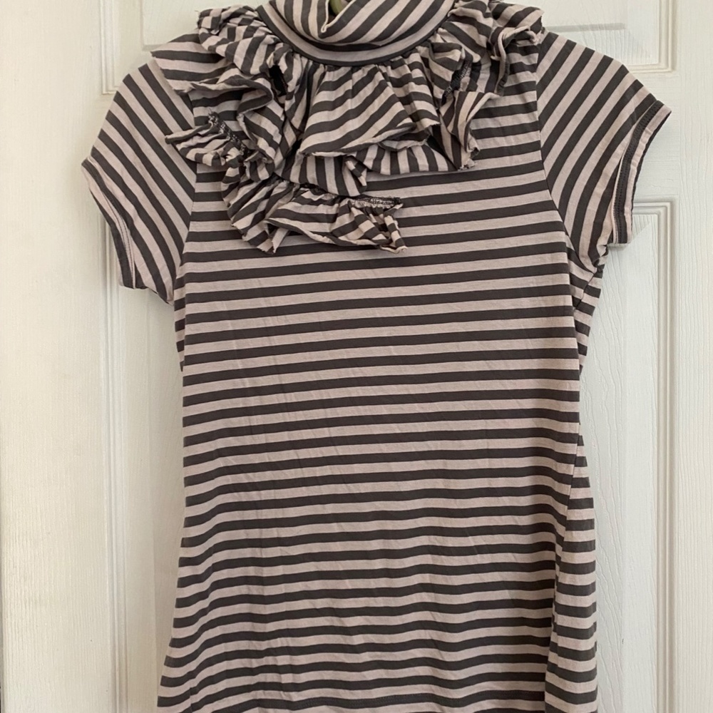 Striped t-shirt with a ruffled collar buttons at back